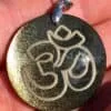 Pendentif Aum Obsidienne dorée