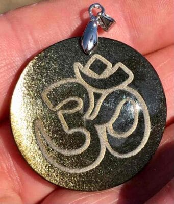 Pendentif Aum Obsidienne dorée